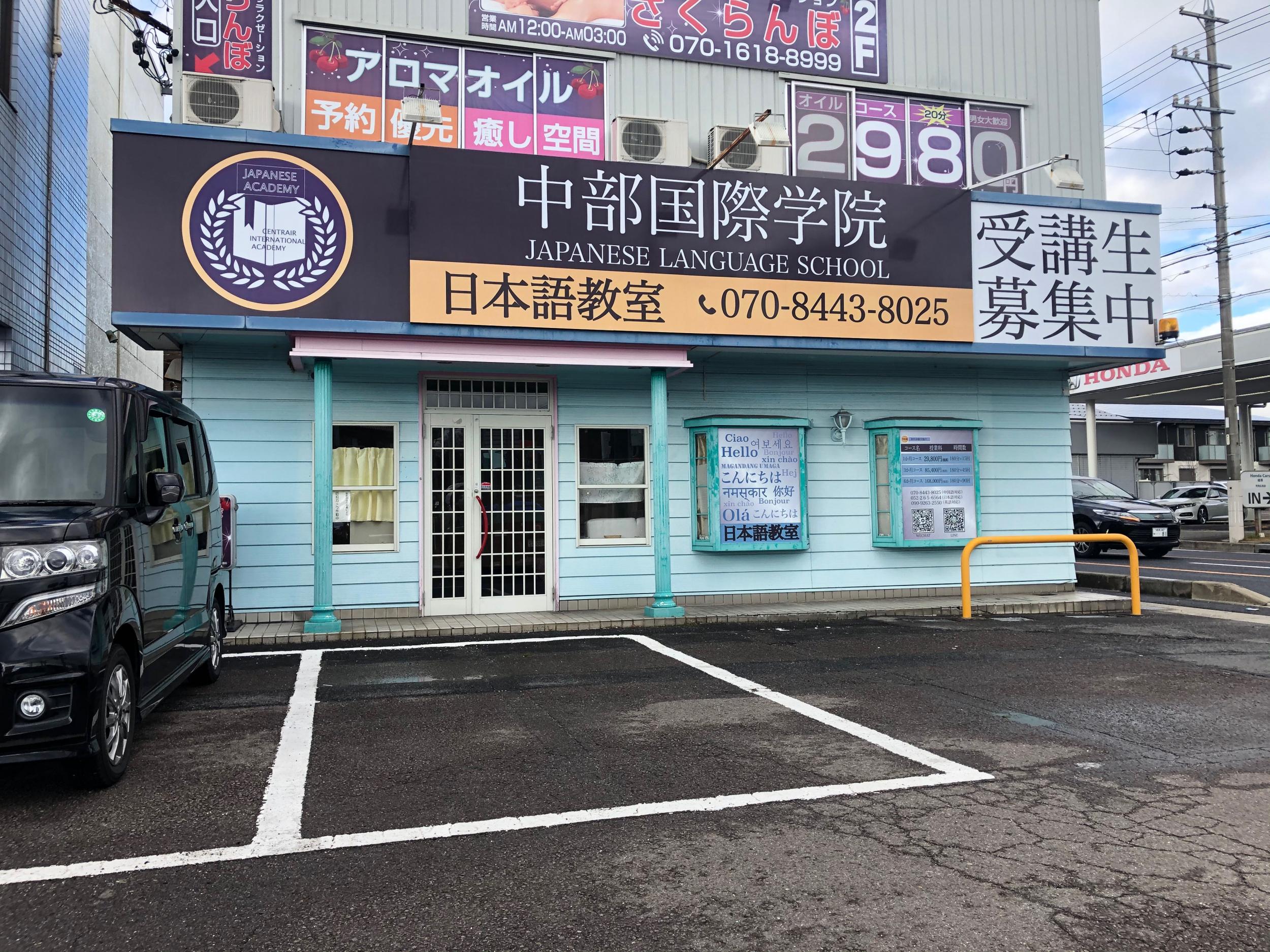 看板サイト:「学校看板」中部国際学院様　壁面パネル看板　インクジェットの作業記録