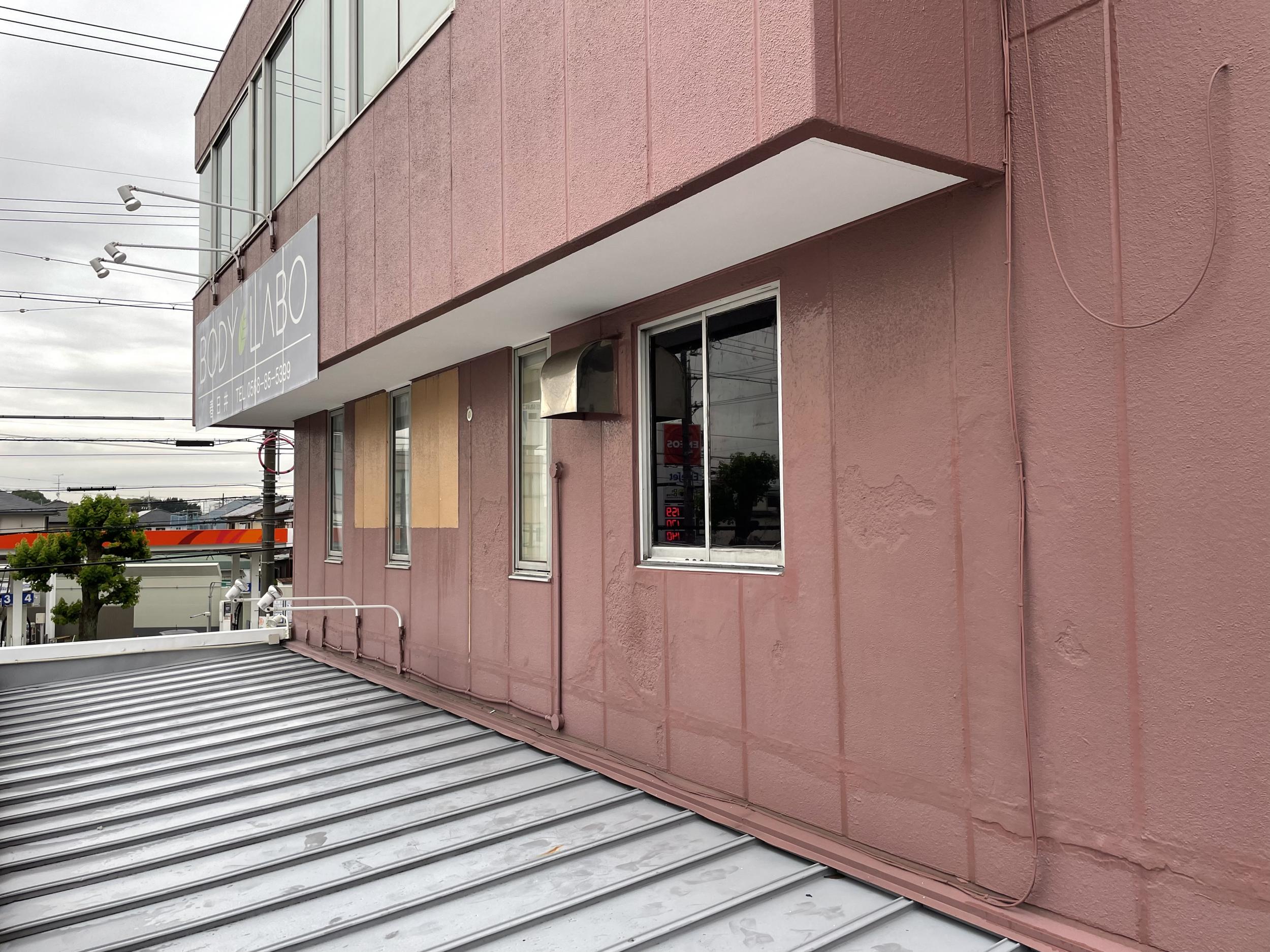 看板サイト:「トレーニングジムの看板」「整体院の看板」AREBO様　壁面看板　ウインドウサイン　カッティングシート　整体の作業記録