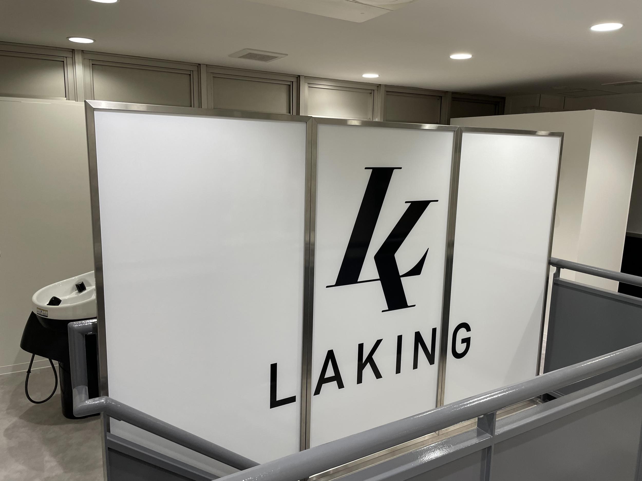 看板サイト:「ヘアメイク・サロン屋のおしゃれ看板」LAKING様　ウインドウサイン　カルプ文字　カッティングシート　壁面パネル看板「繁華街の看板」の作業記録
