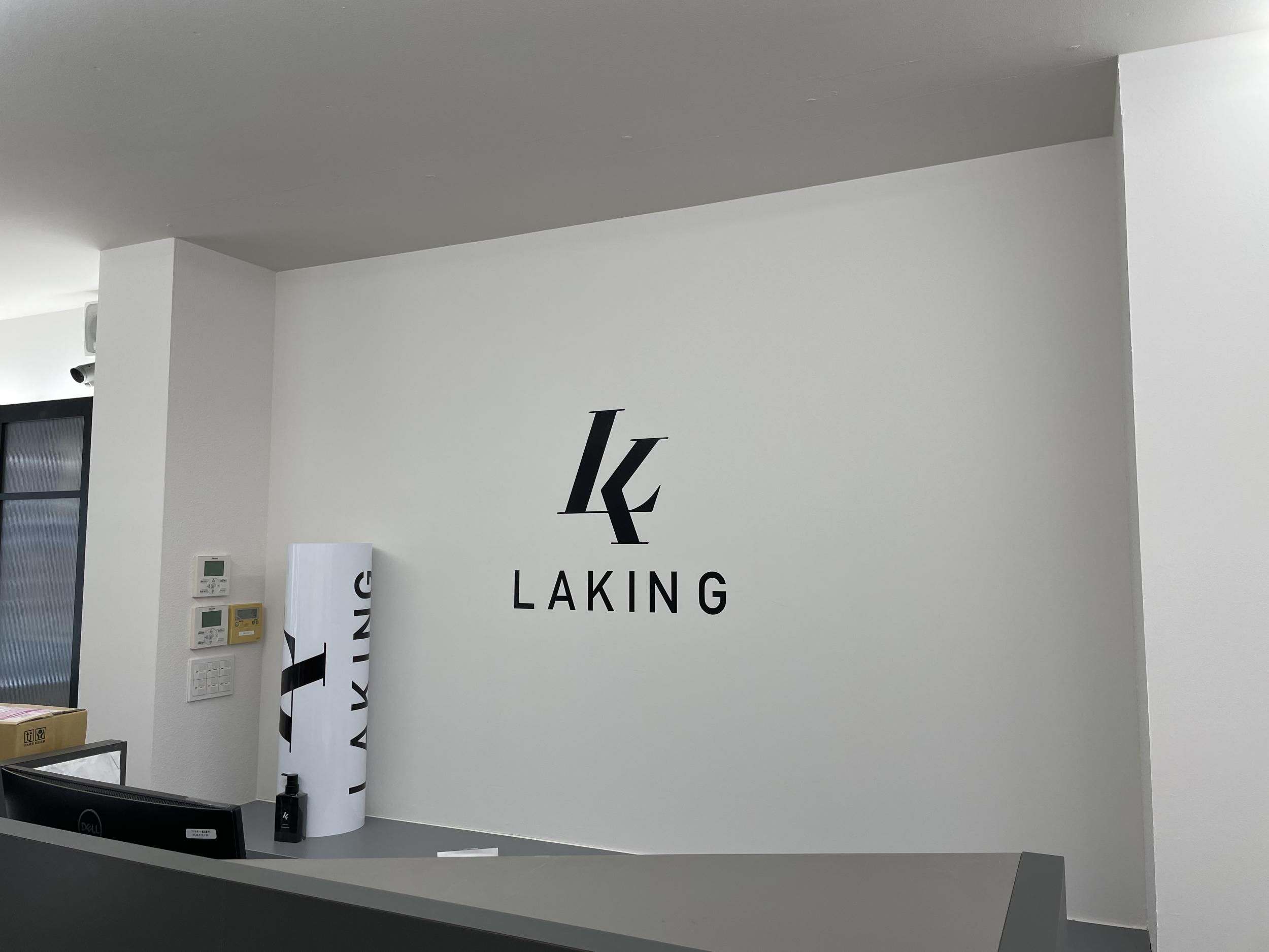 看板サイト:「ヘアメイク・サロン屋のおしゃれ看板」LAKING様　ウインドウサイン　カルプ文字　カッティングシート　壁面パネル看板「繁華街の看板」の作業記録