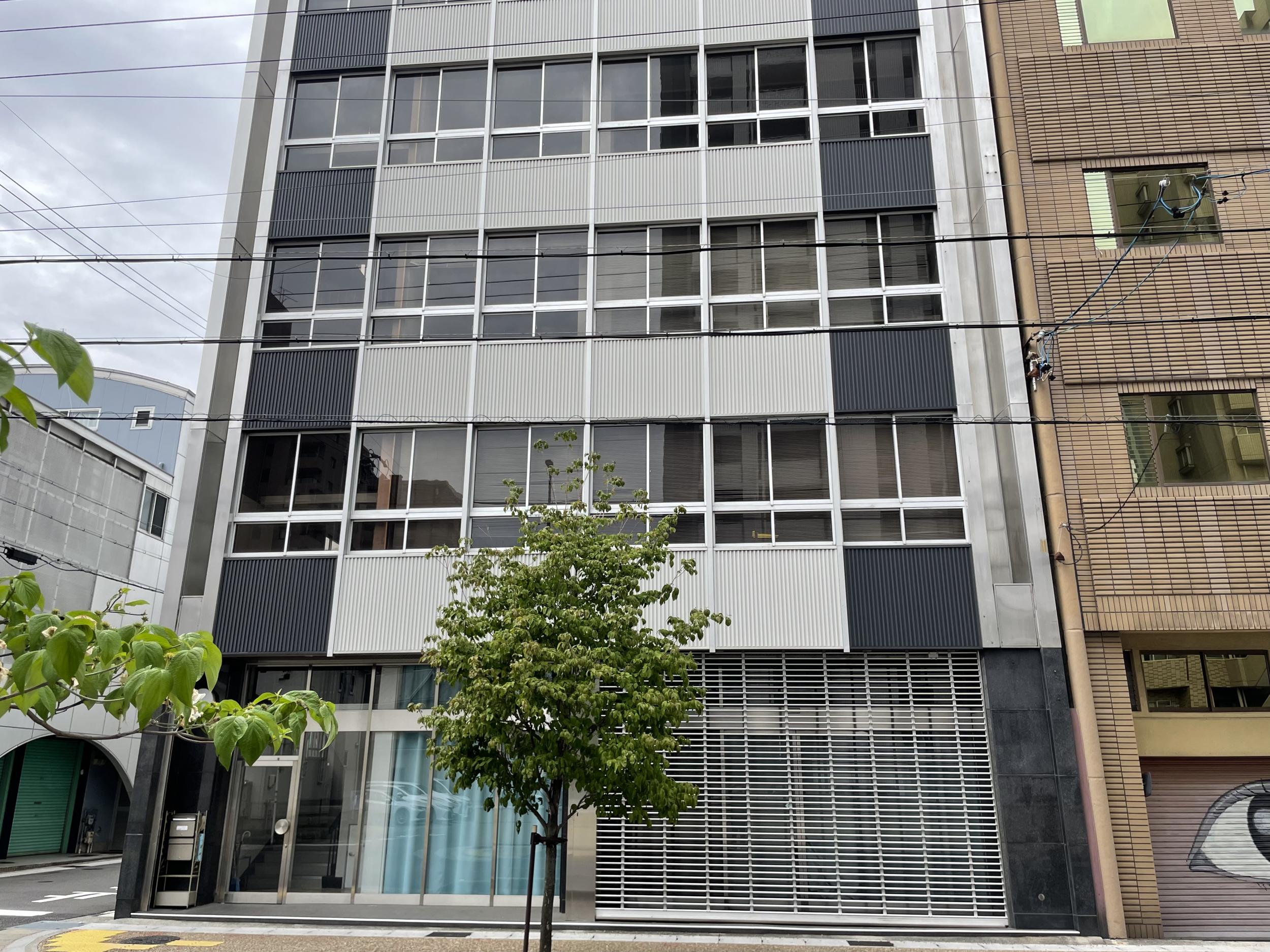 看板サイト:「学校看板の製作と設置 - 予算に優しいオプション」【壁面看板とカルプ文字の組み合わせ】の作業記録